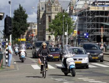 Gemeente Amsterdam laat nog steeds parkeerwachters van Cition op snorfietsen op het fietspad rijden...