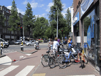 Chaos op een zaterdagmiddag bij de AH op de hoek De Clercqstraat-Bilderdijkstraat. Samen met Cliëntenbelang voerde de Fietsersbond hier eerder dit jaar actie tegen asociaal fietsparkeren.