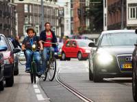 De Van Woustraat is niet alleen voor fietsers een gevaarlijke route