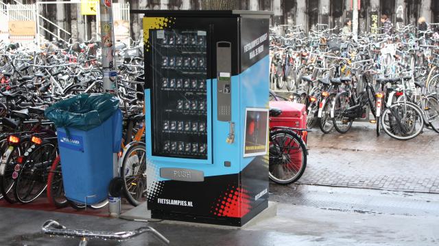 fietsers-halen-lampjes-automaat.jpg