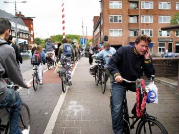 Een berucht en hardnekkig knelpunt: de Overtoomsesluis waar fietsers vaak letterlijk geen kant op kunnen