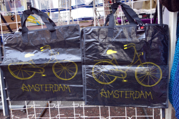 Met fietsdesigntassen zoals deze op de Albert Cuyp zouden we ook een pagina kunnen vullen