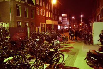 Eind oktober al konden avondlijke bezoekers van De Hallen hun fiets er niet meer fatsoenlijk kwijt. En toen draaide het nog niet eens op volle toeren.