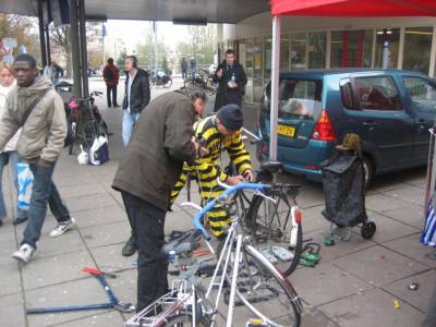 2008: onze 'fietsendief' aan het werk tijdens de anti-diefstal-actie bij het Amstelstation
